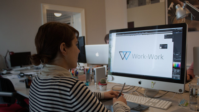 Sanja works on the Work-Work-logo in Photoshop.